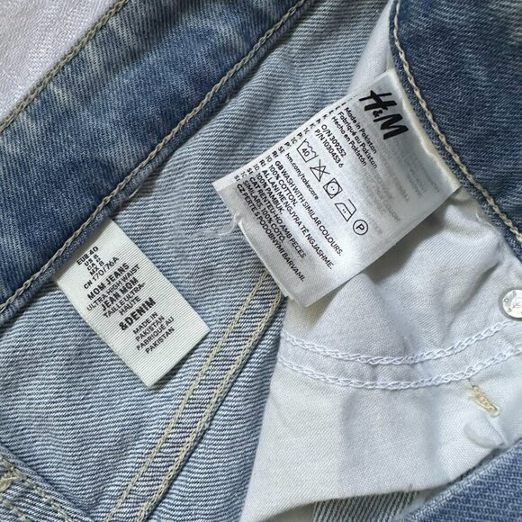 H&M &Denim High Waist Distressed Mom Jeans Light Blue Ripped Knees | Sz 8 Cotton - Picture 6 of 12